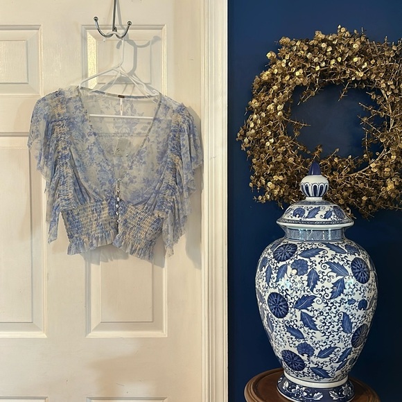 Free People Tops - NWT Women’s Free People Blue & White Floral Cropped Sugar Top Size Medium